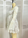 Muttermode Weißes Spitzenumstandskleid mit Schulterfreiheit und Schleifen schicke Umstandsmode