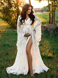 Muttermode Weißes Spitzenumstandskleid im Boho-Stil mit Seitenschlitz am Oberschenkel für Schwangerschaftsfotoshootings