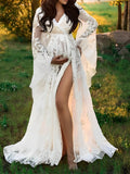 Muttermode Weißes Spitzenumstandskleid im Boho-Stil mit Seitenschlitz am Oberschenkel für Schwangerschaftsfotoshootings
